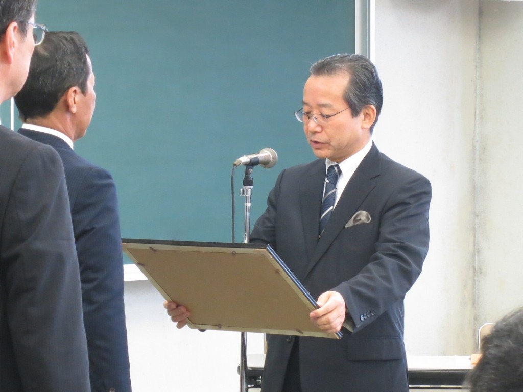 鈴木会長より表彰状の授与　